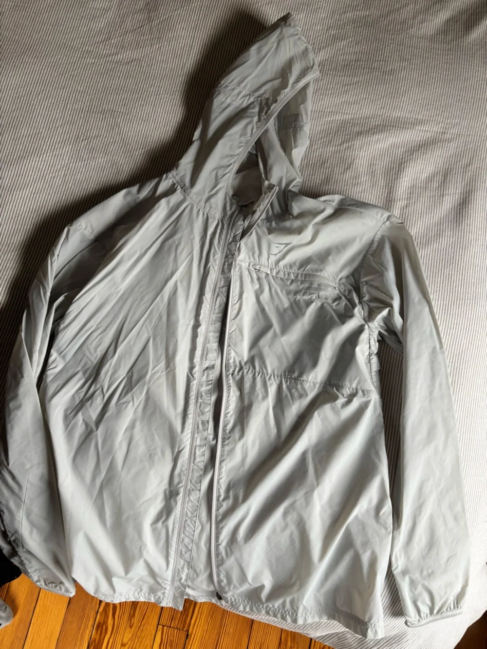 Gymshark Women’s Light Gray Hooded Windbreak Jacket. - Picture 5 of 5